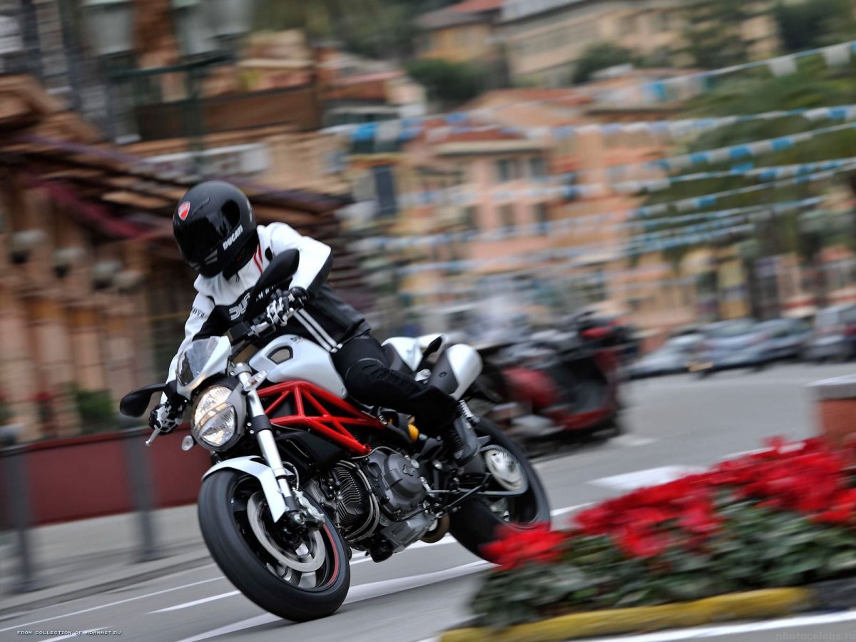 Ducati Monster 796 с пассажиром