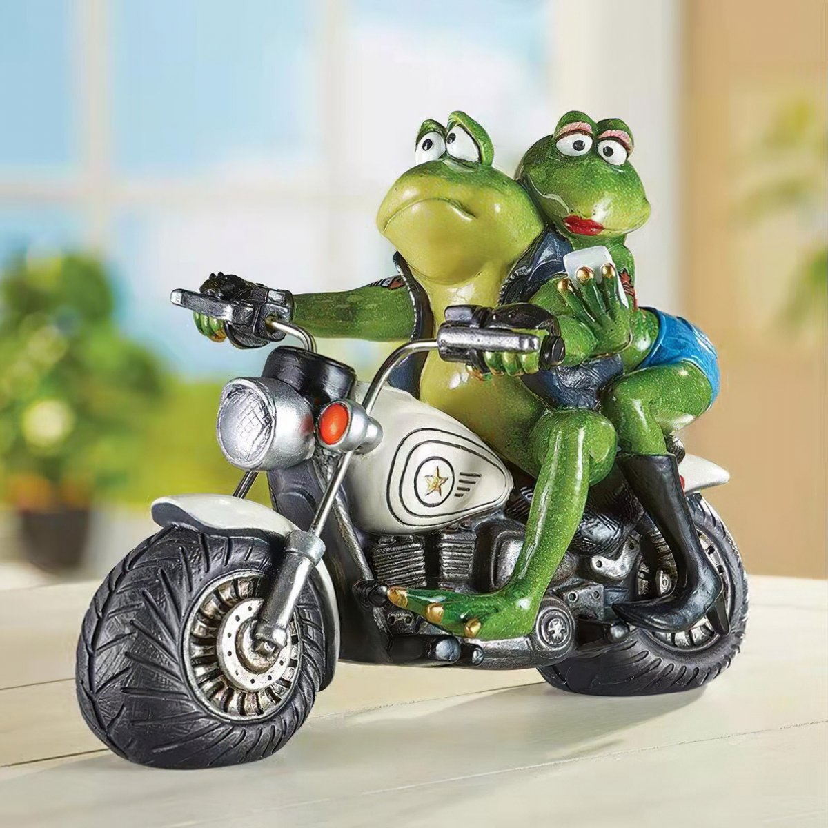 Садовая игрушка лягушка на мотоцикле