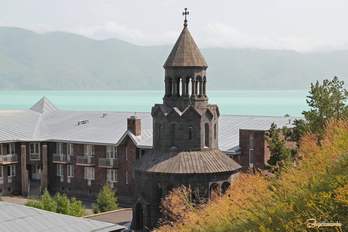 Церковь на озере Севан