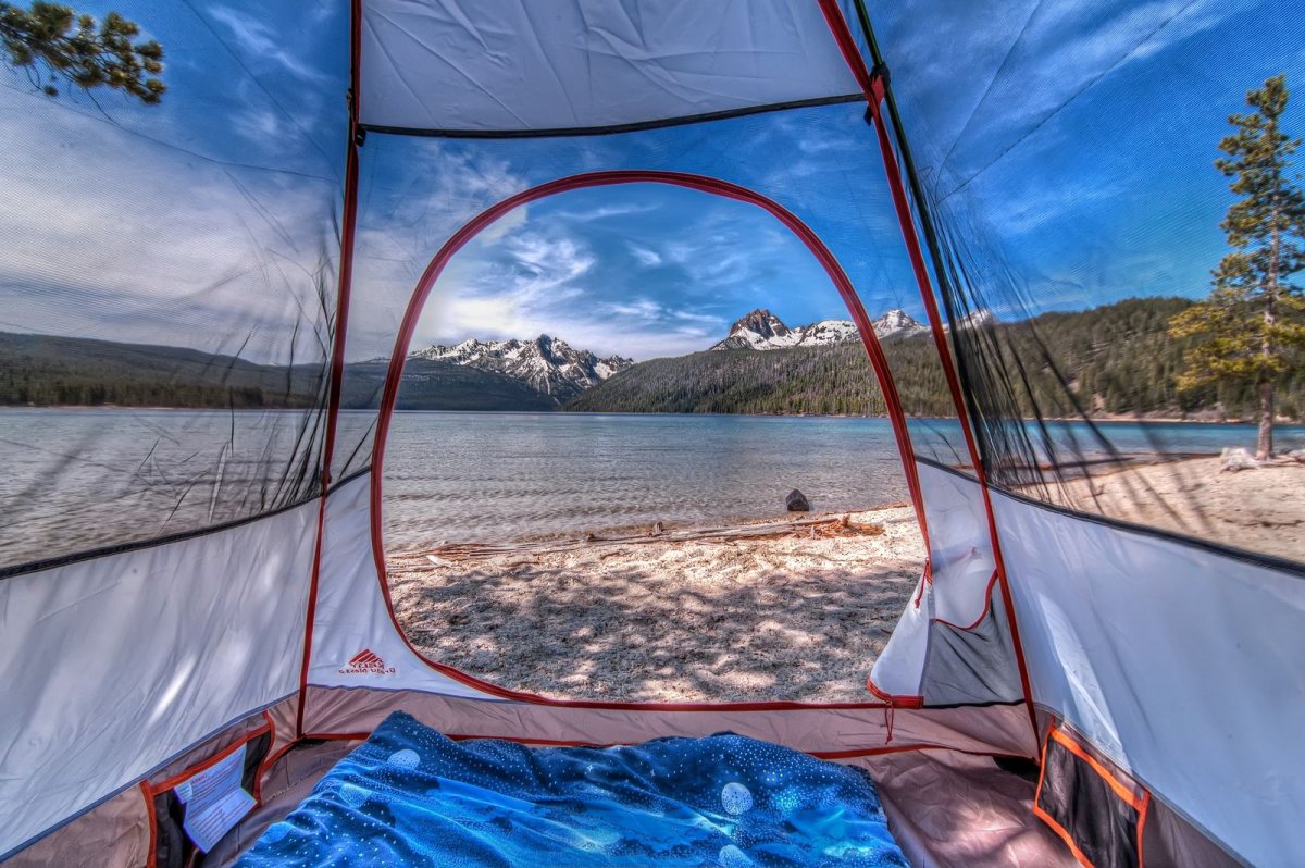 Вид из палатки на природу