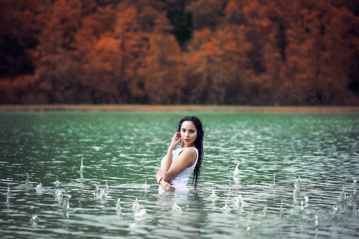 Девушка в белье около озера