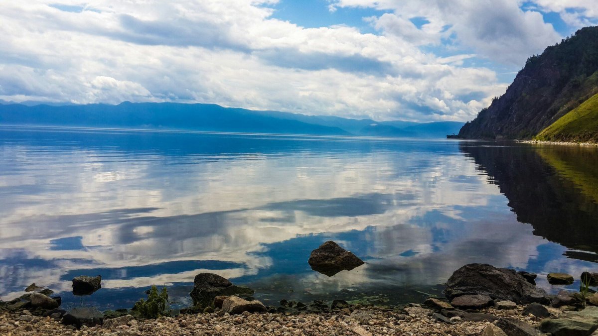 Озеро Байкал в мае