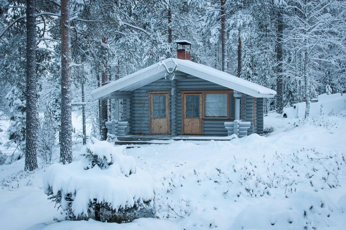 Зимний домик с камином