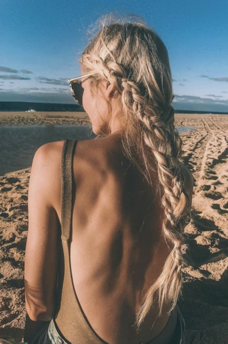 Блондинка на море с косичкой