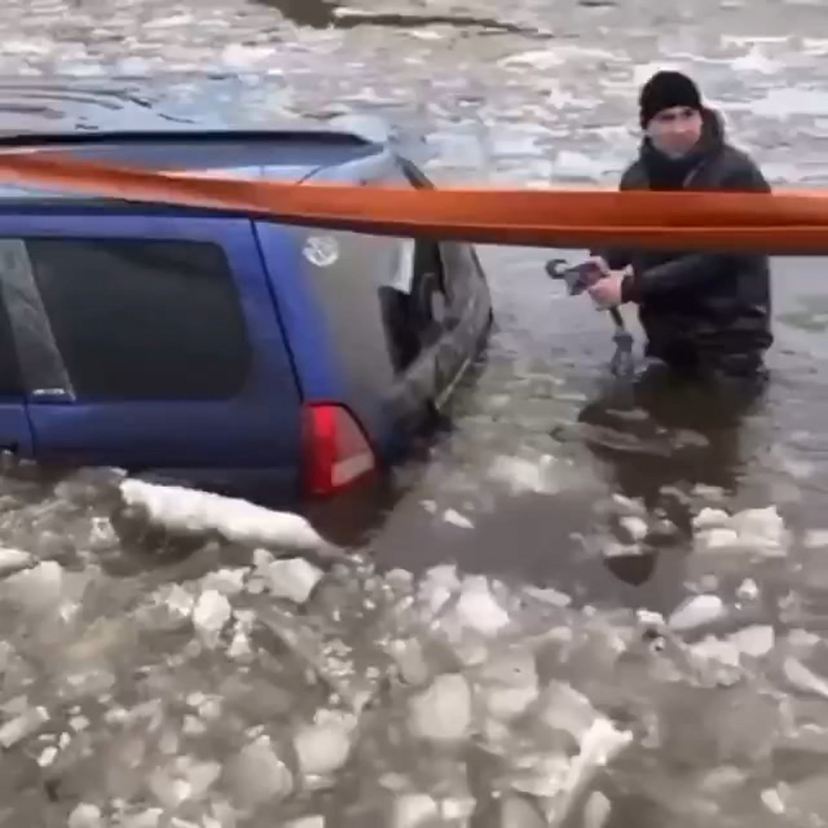 Автомобиль на льду