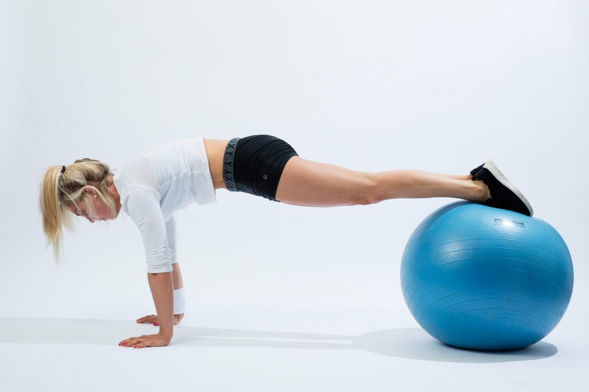 Упражнения с гимнастическим мячом для похудения