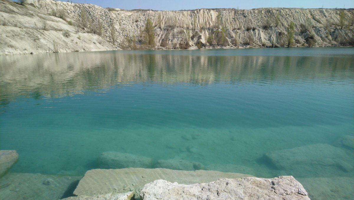 Запрудное бирюзовое озеро