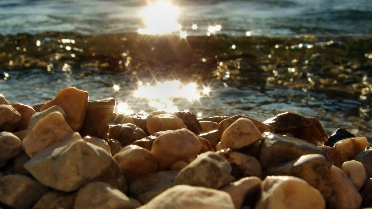 Море камни солнце