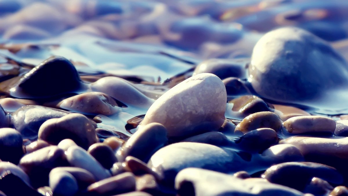 Морские камни в воде