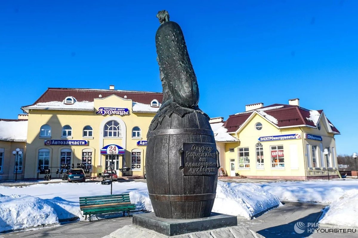 Памятник огурцу в Луховицах