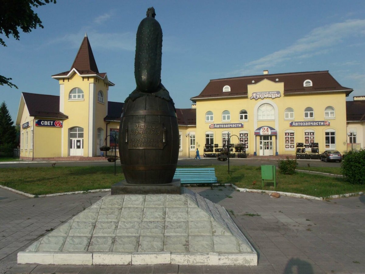 Памятник огурцу в г. Луховицы Московской