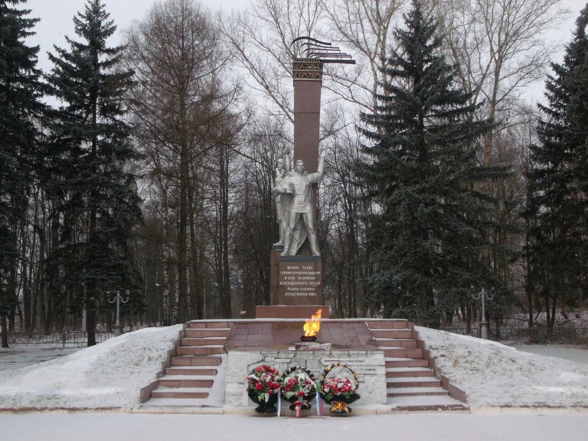 Памятник Петру 1 в Луховицах