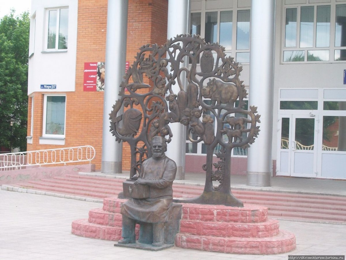 Памятник Айболиту в Луховицах