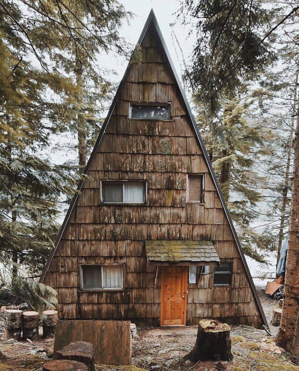 Треугольный деревянный дом