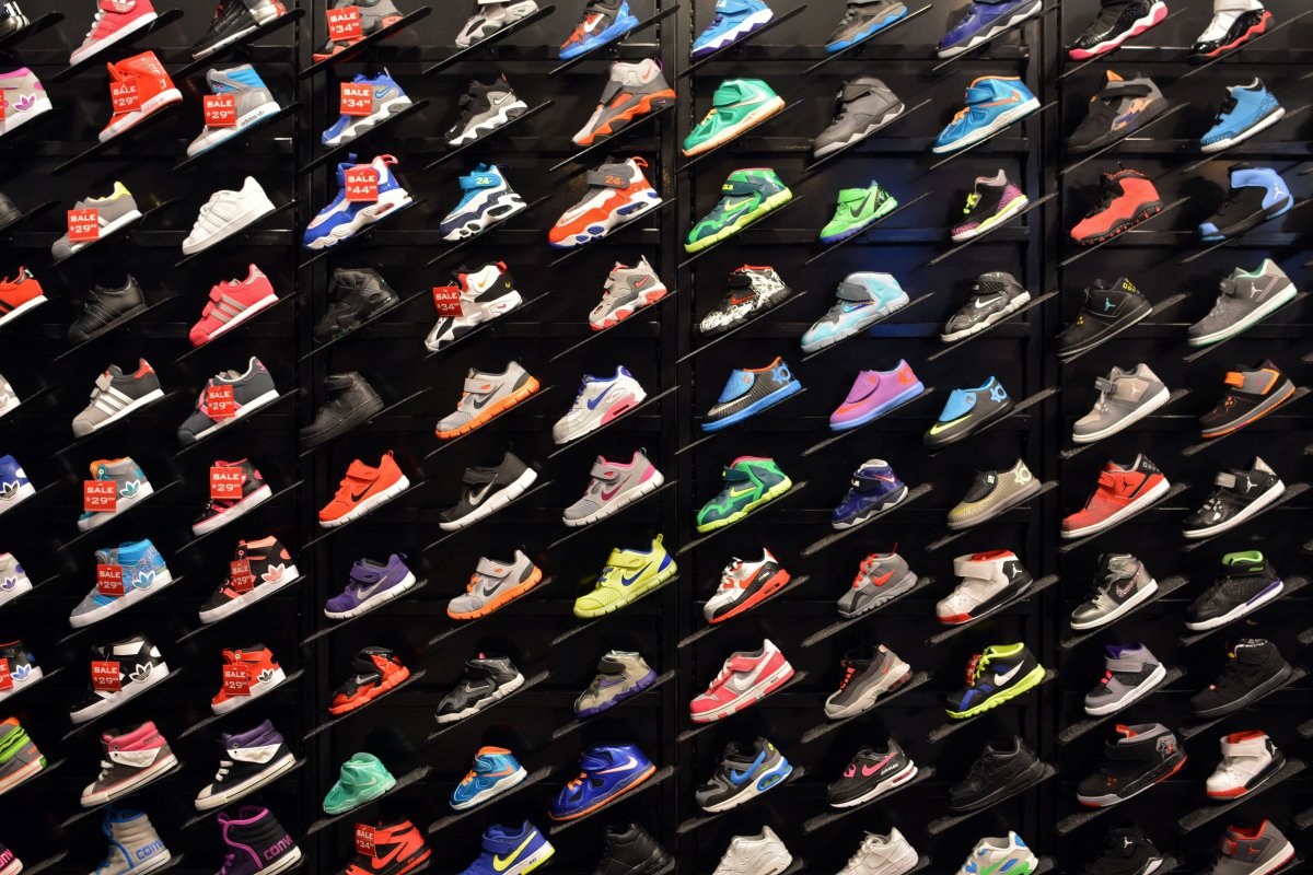Много кроссовок Nike