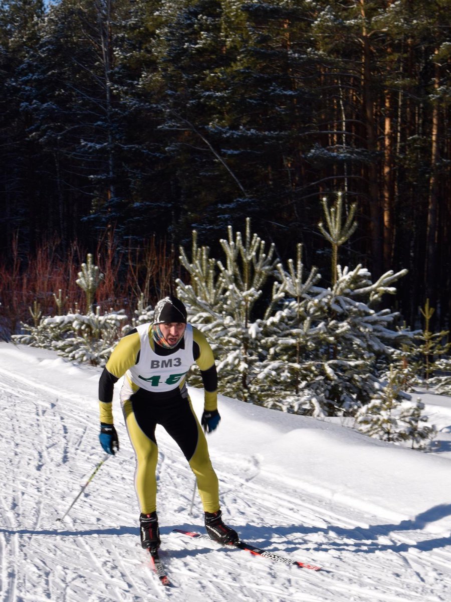 Денис Спицов с лыжами