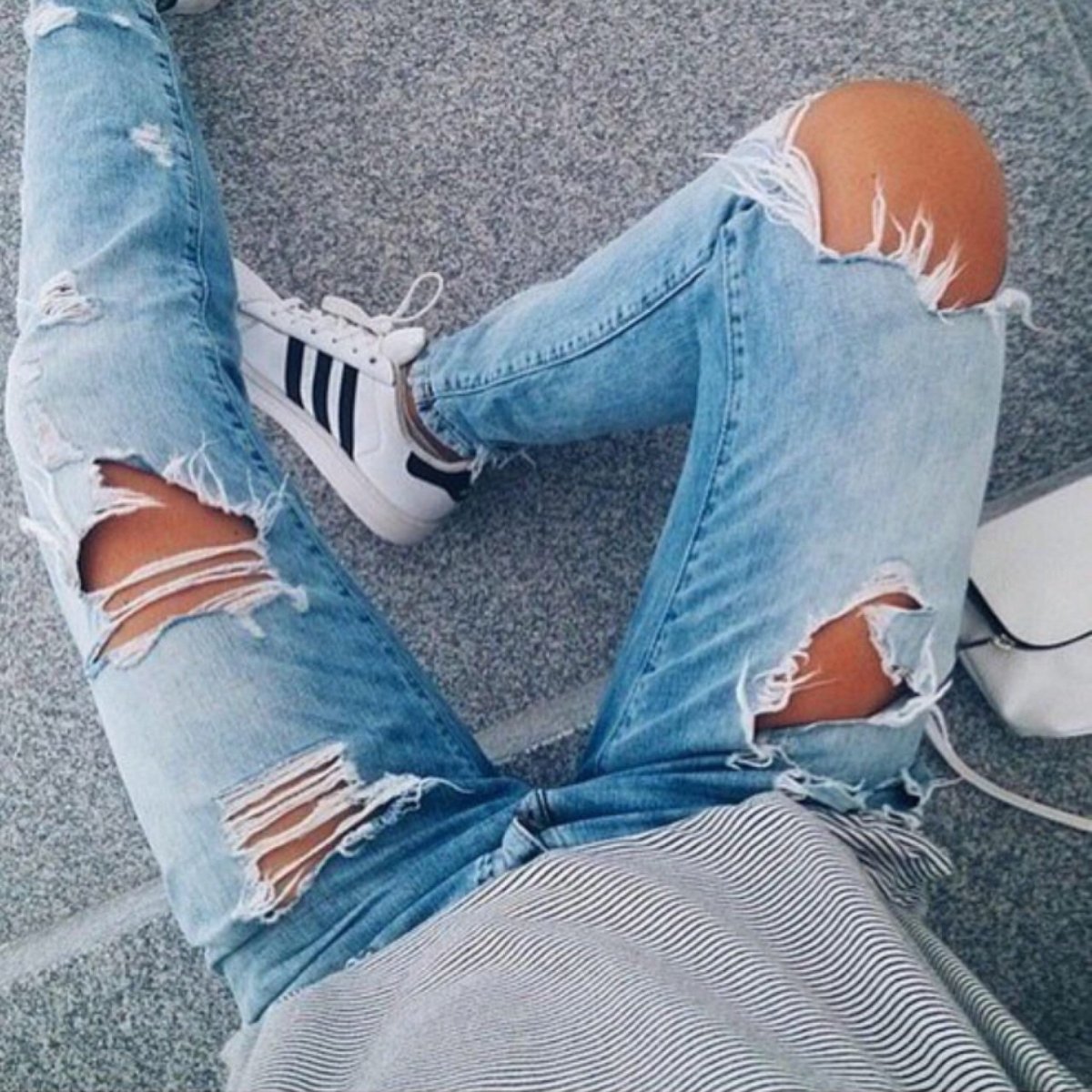 Рваные джинсы и кеды