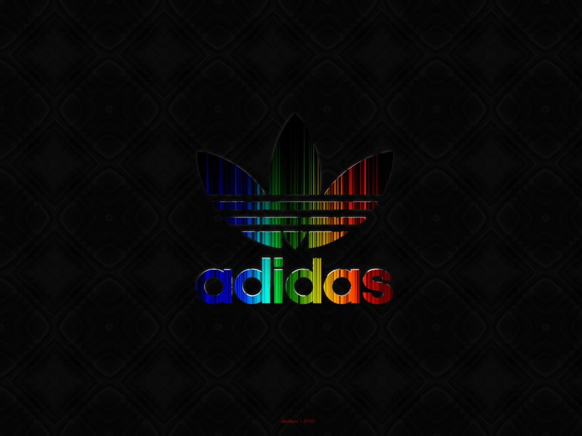 Adidas на черном фоне