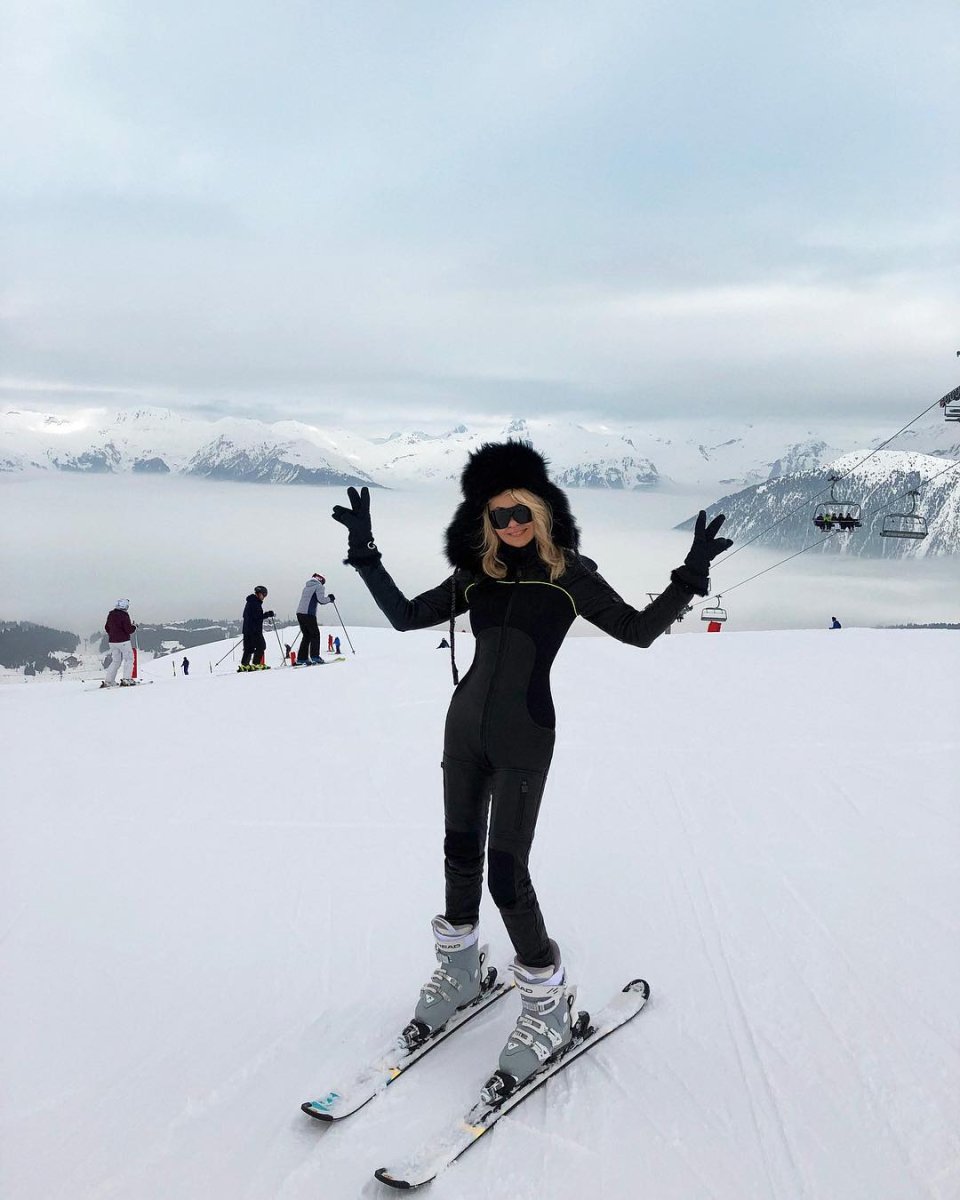 Девушка в сноубордическом костюме