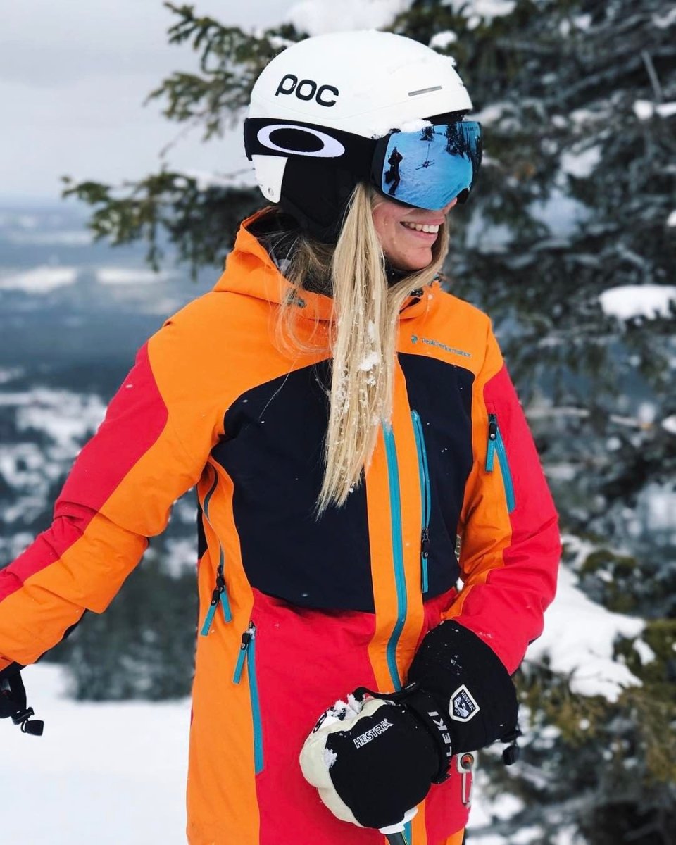 Красивая девушка на лыжах