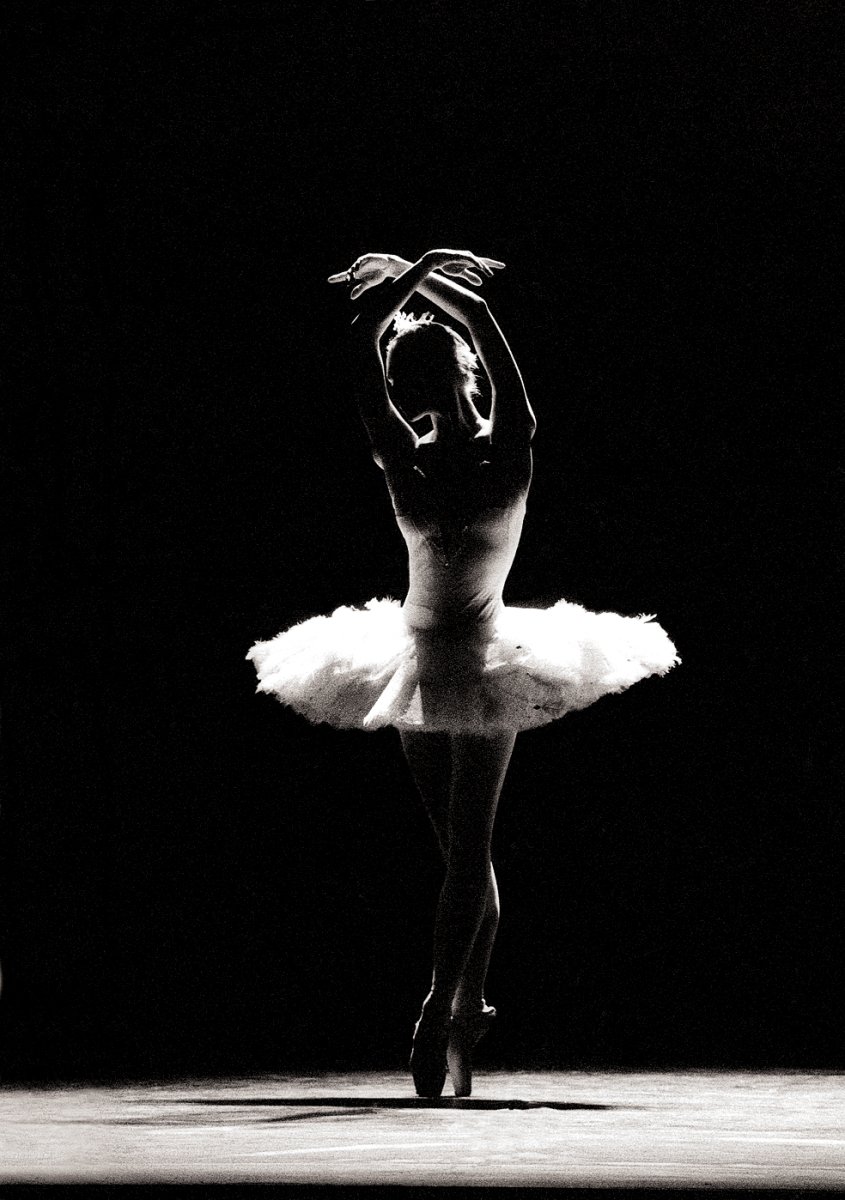 Танцовщица на черном фоне