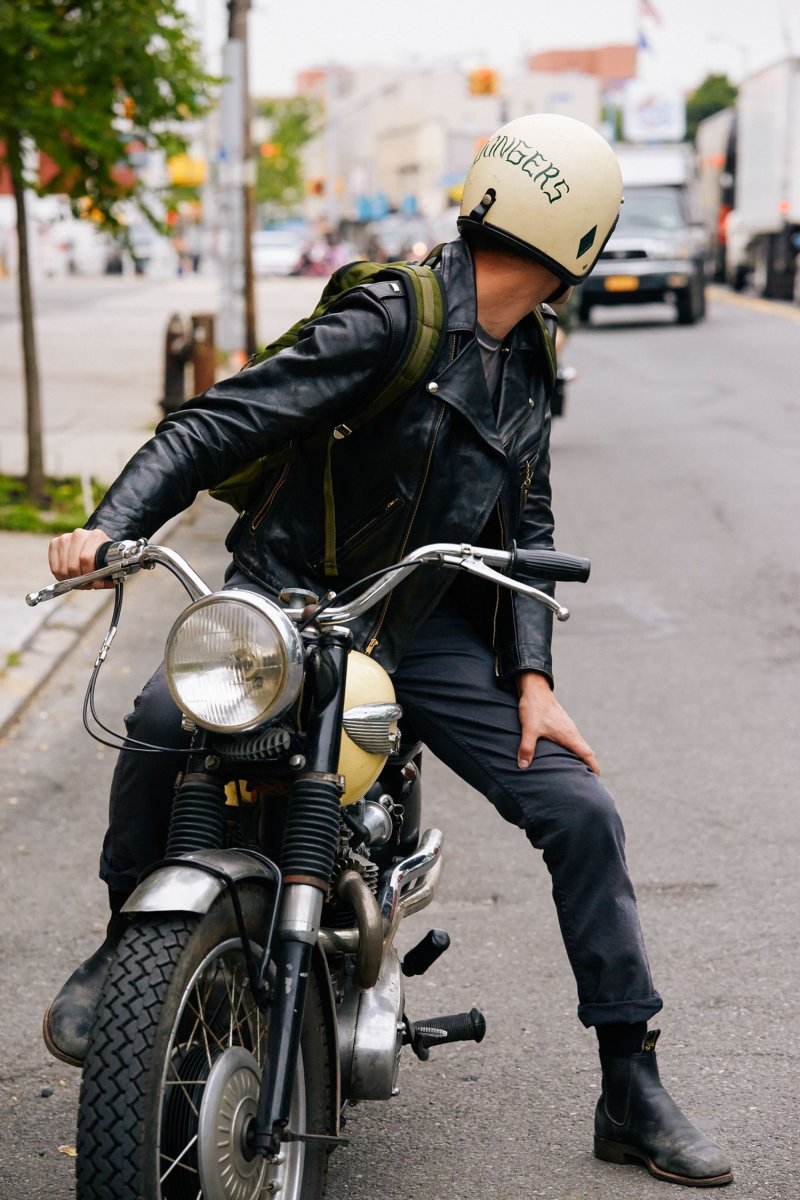 Мотоциклист в кожаной куртке
