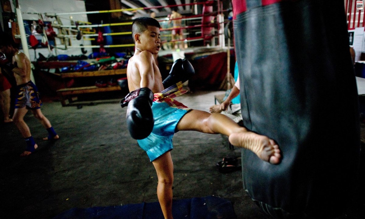 Тайский бокс с зелеными ленточками