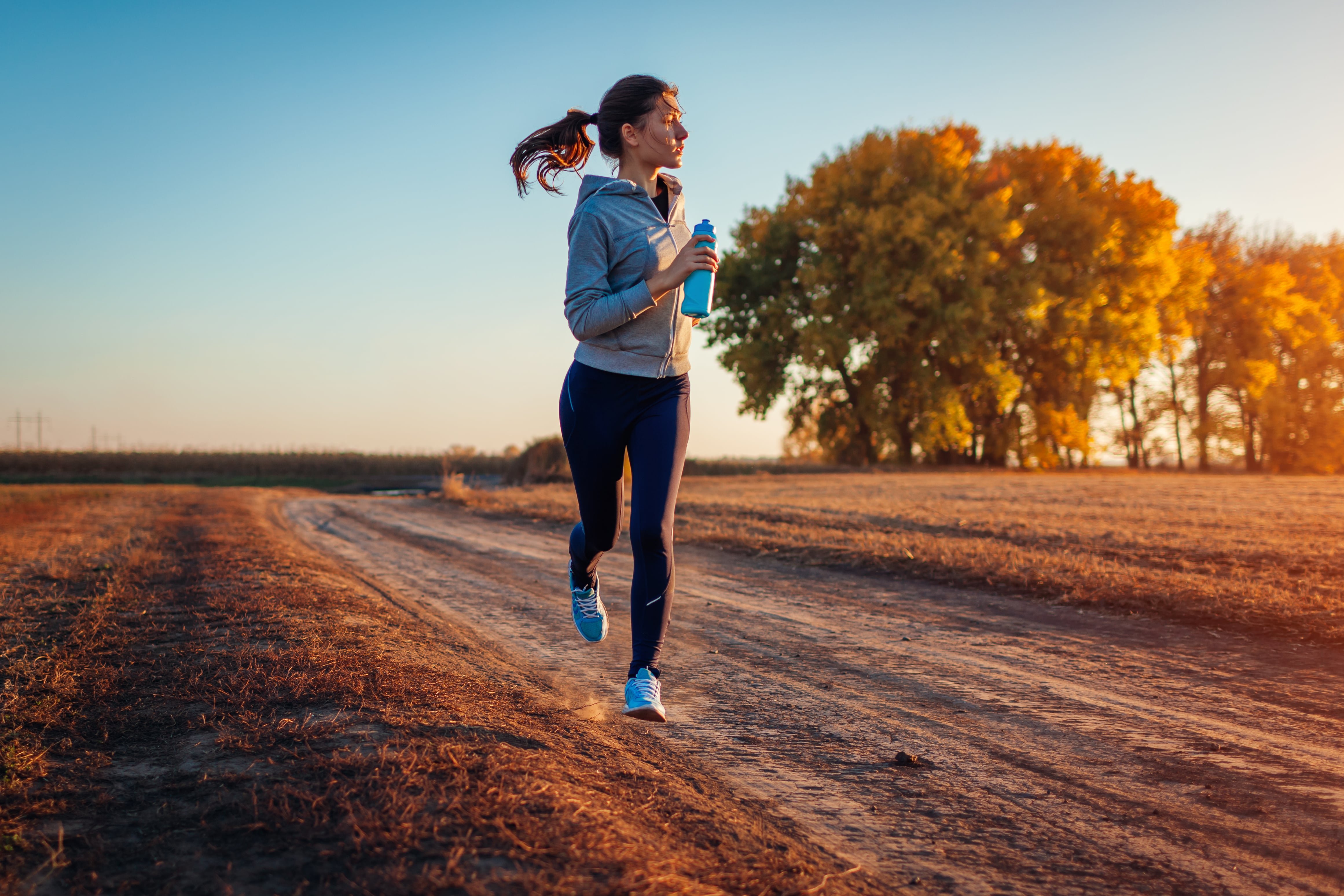 Бег утром или вечером. Девушка бежит. Занятия спортом на свежем воздухе. Здоровый образ жизни бег. Вести активный образ жизни.