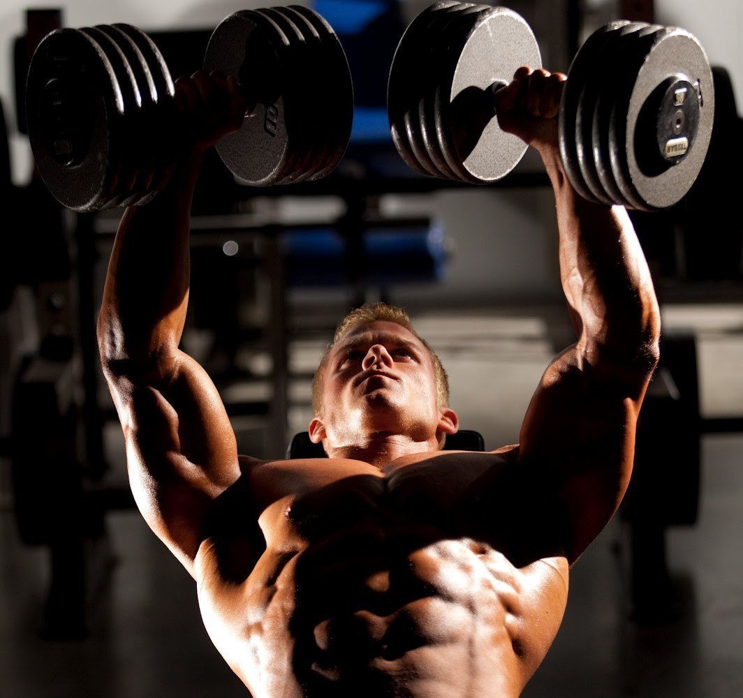 Спортсмен в спортзале