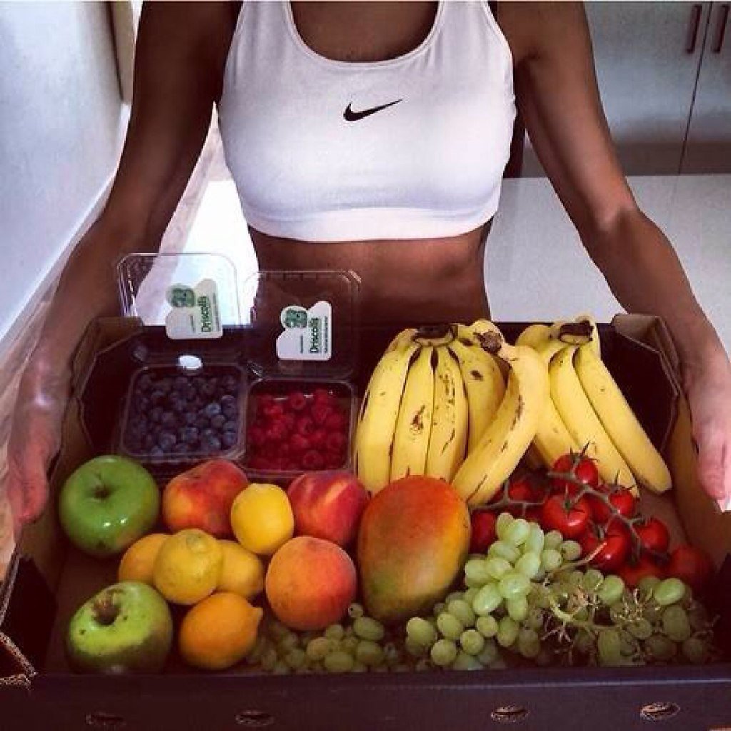 Стройная девушка с фруктами