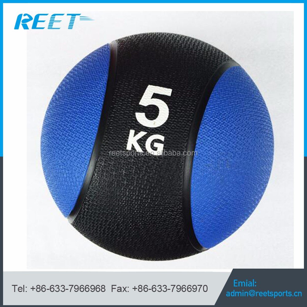 Волейбольный мяч в руке