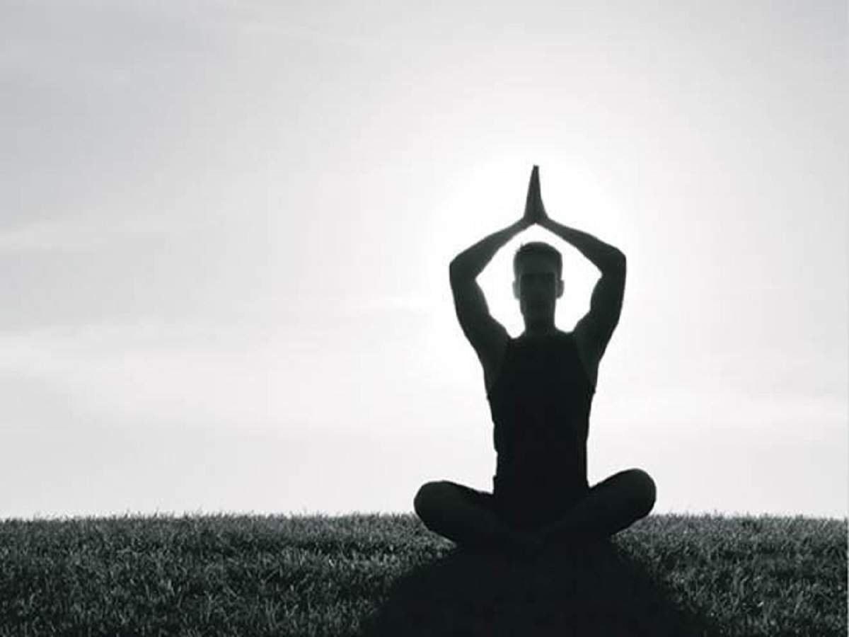 Медитация с поднятыми руками