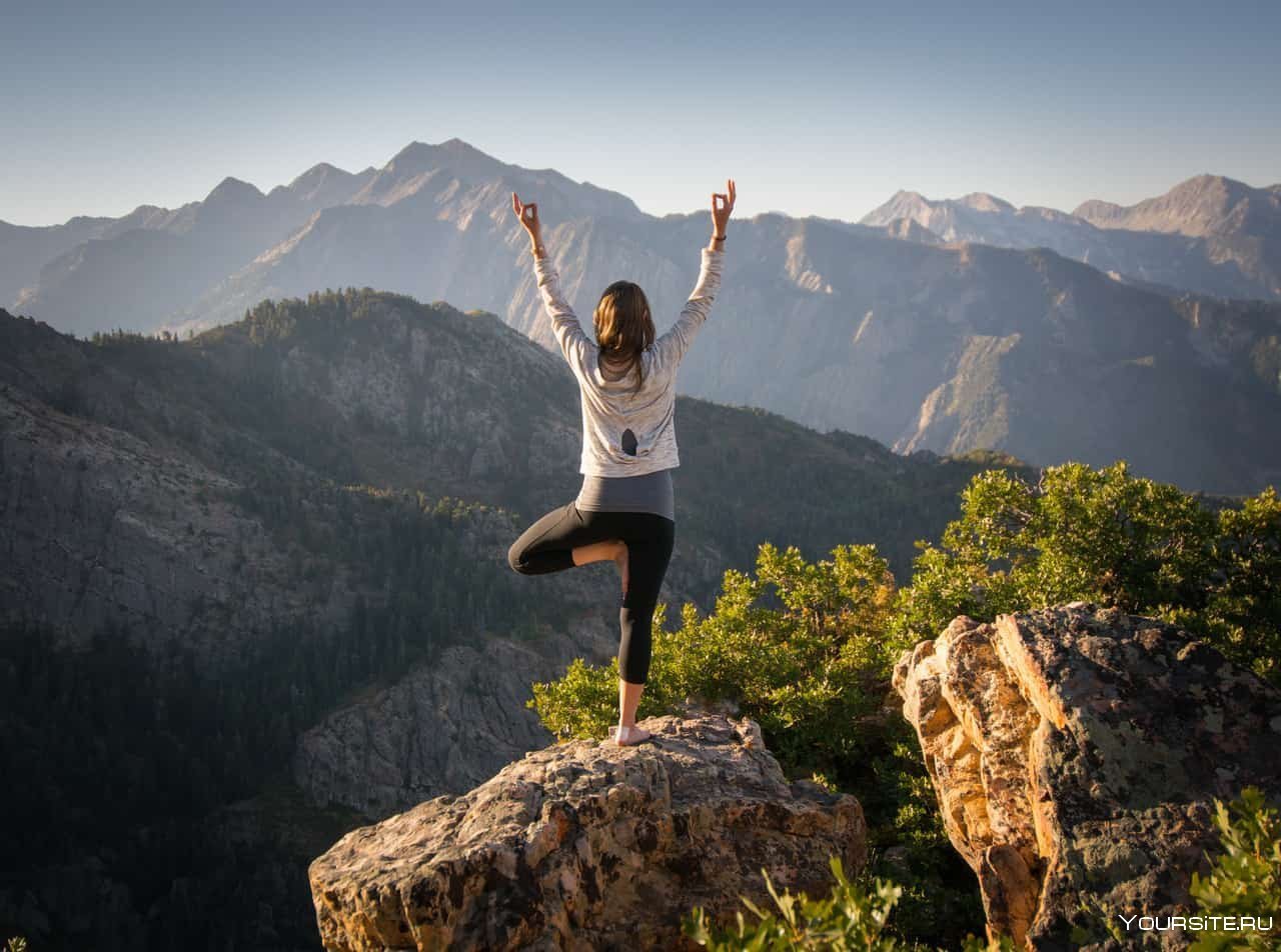 Идеи для фото в горах. Йога в горах. Йога на вершине горы. Медитация в горах. Девушка медитирует в горах.