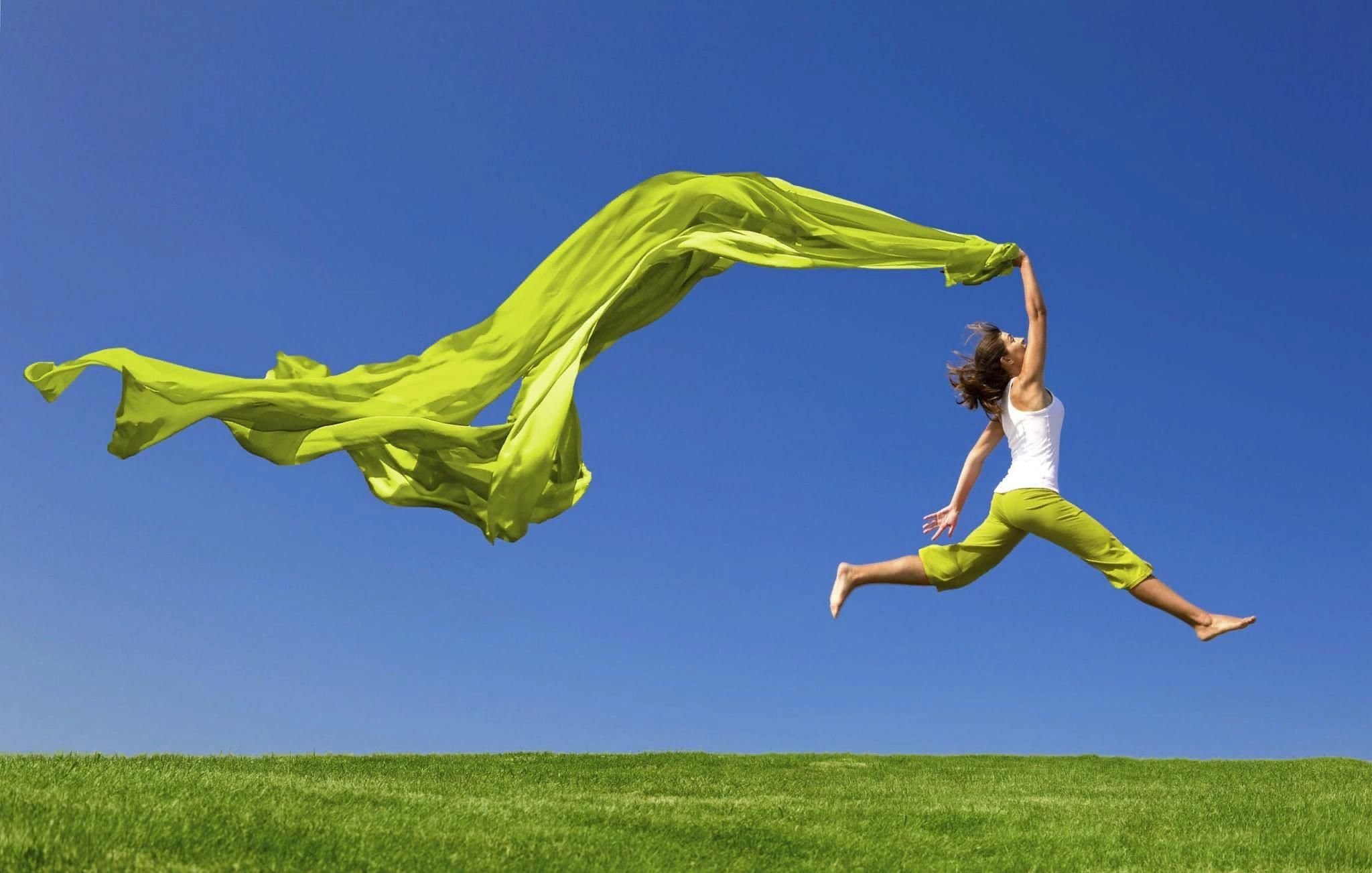 Жизненная активность. Девушка в прыжке. Яркие эмоции. Легкость радость. Свобода и легкость.