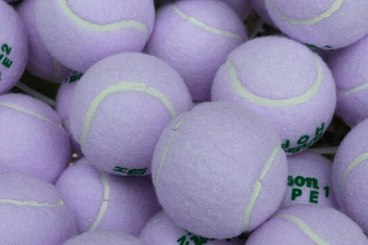 Фиолетовый теннисный мяч