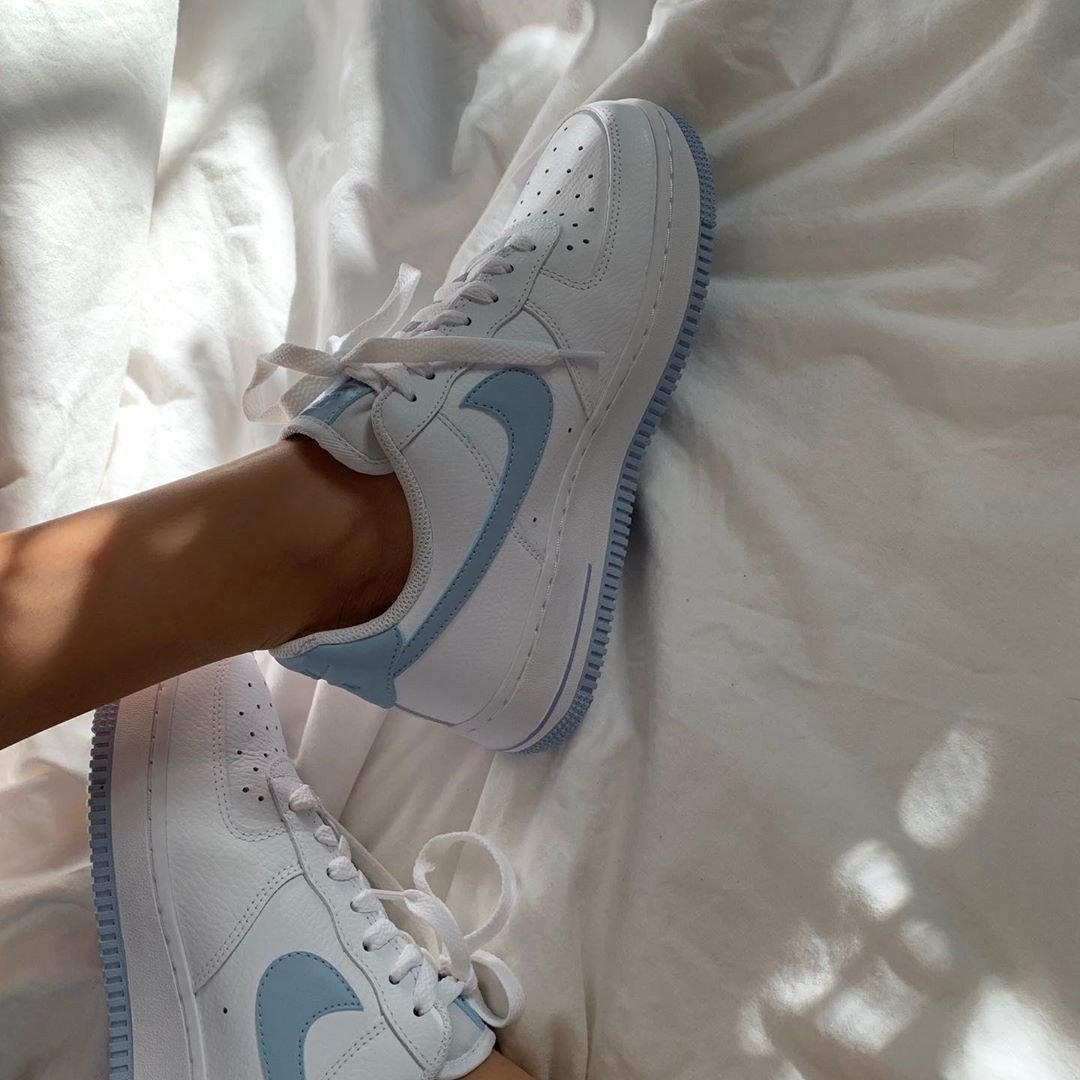 Девушка в кроссовках Nike