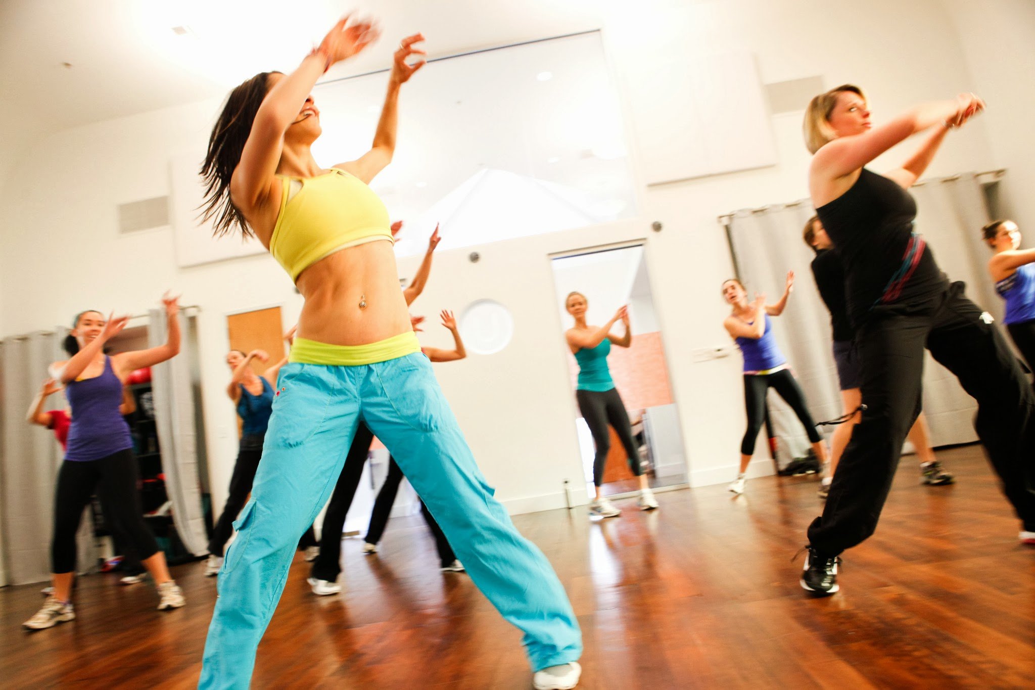 Студия танцев для начинающих. Sentao зумба. Тренировка зумба фитнес. Танцы для похудения. Танцевальные занятия.
