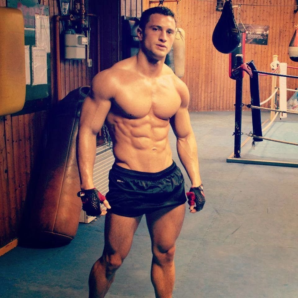 Накаченный мужчина в спортзале