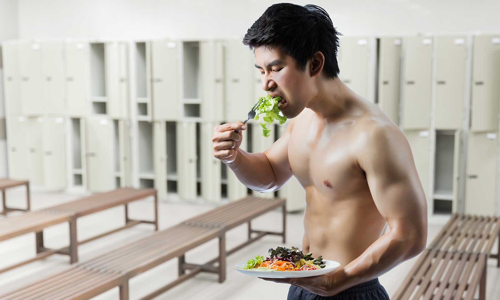 Упражнения после приема пищи. Еда перед тренировкой. Еда передьренировкой. Прием пищи перед тренировкой. Спортсмен обедает.