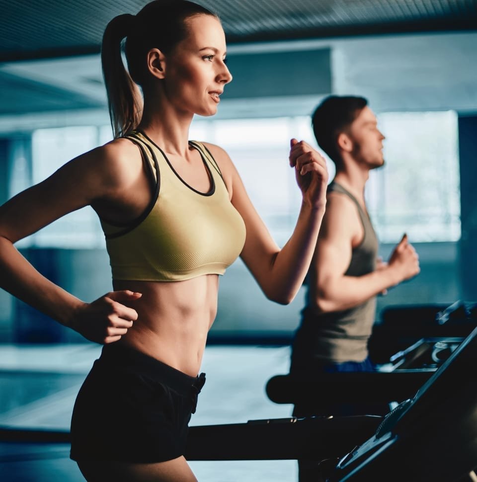 Занятие спортом в спортзале