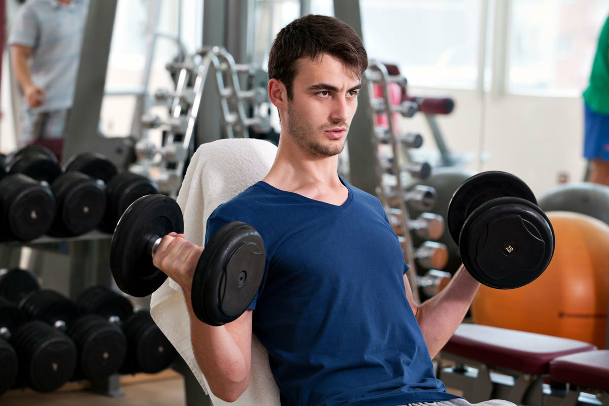 Спортсмен в зале