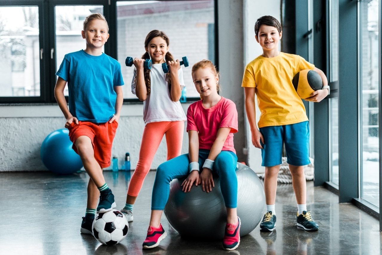 Детский фитнес. Дети в спортзале. Фитнес для подростков. Спортивные занятия для детей.