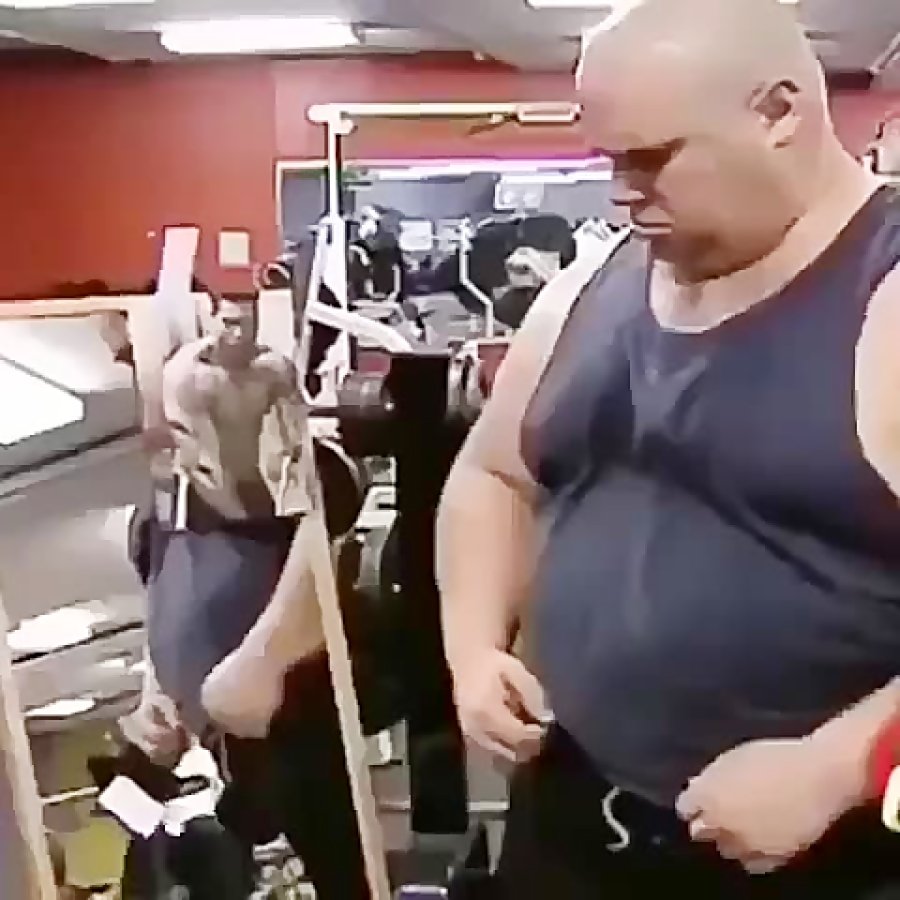 Толстый в спортзале