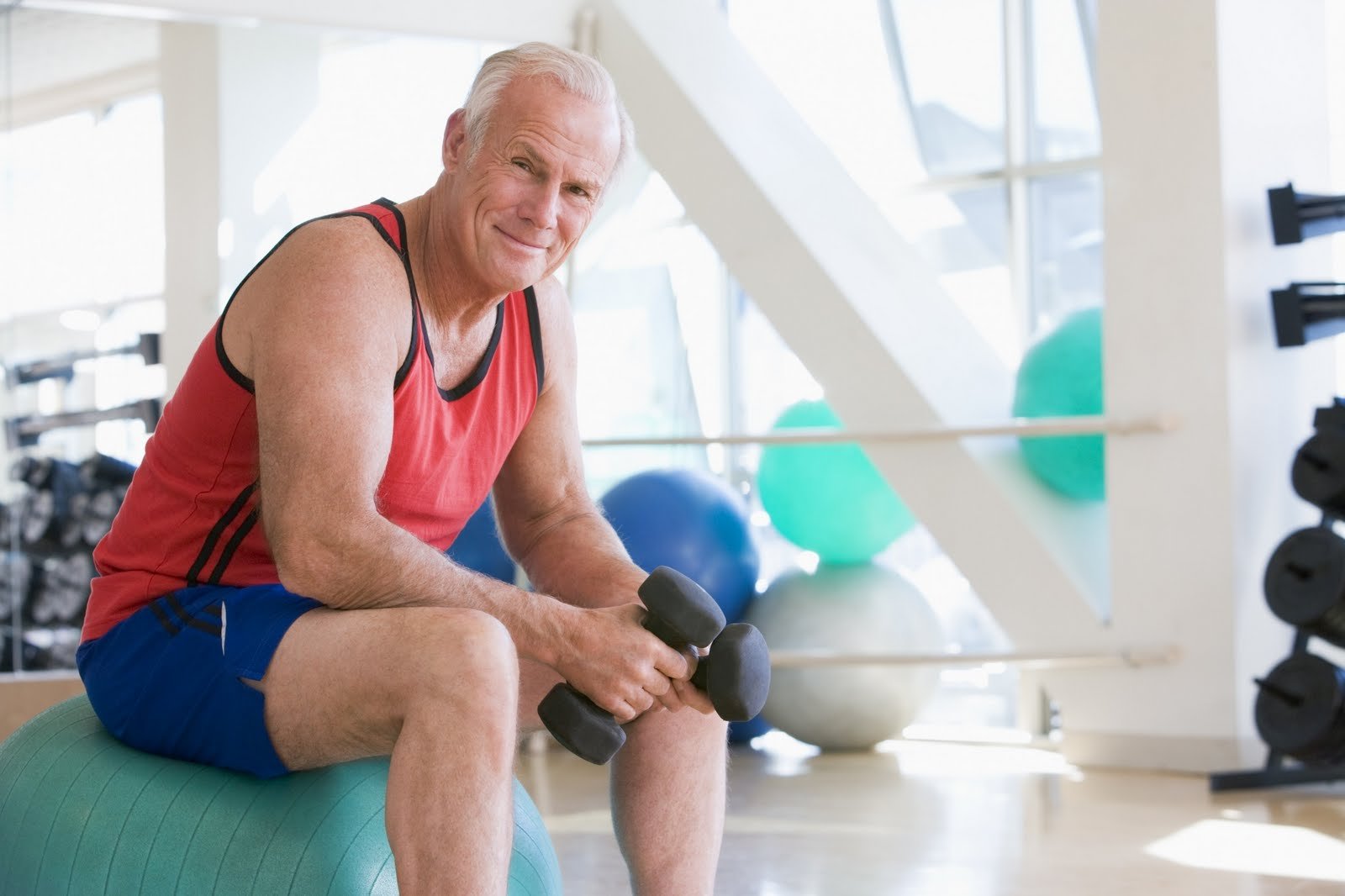 Здоровье мужчины в 60. Спортивные старые люди. Спортсмены в возрасте. Спортивные люди в возрасте. Спортивный пожилой мужчина.