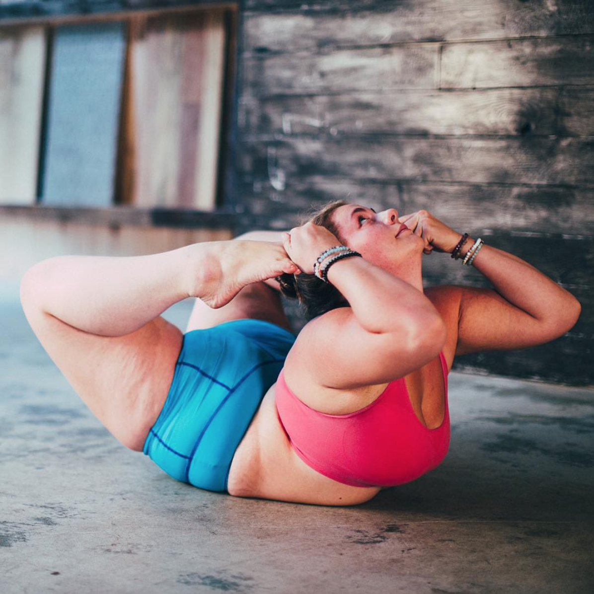 Инструктор по йоге толстая негритянка