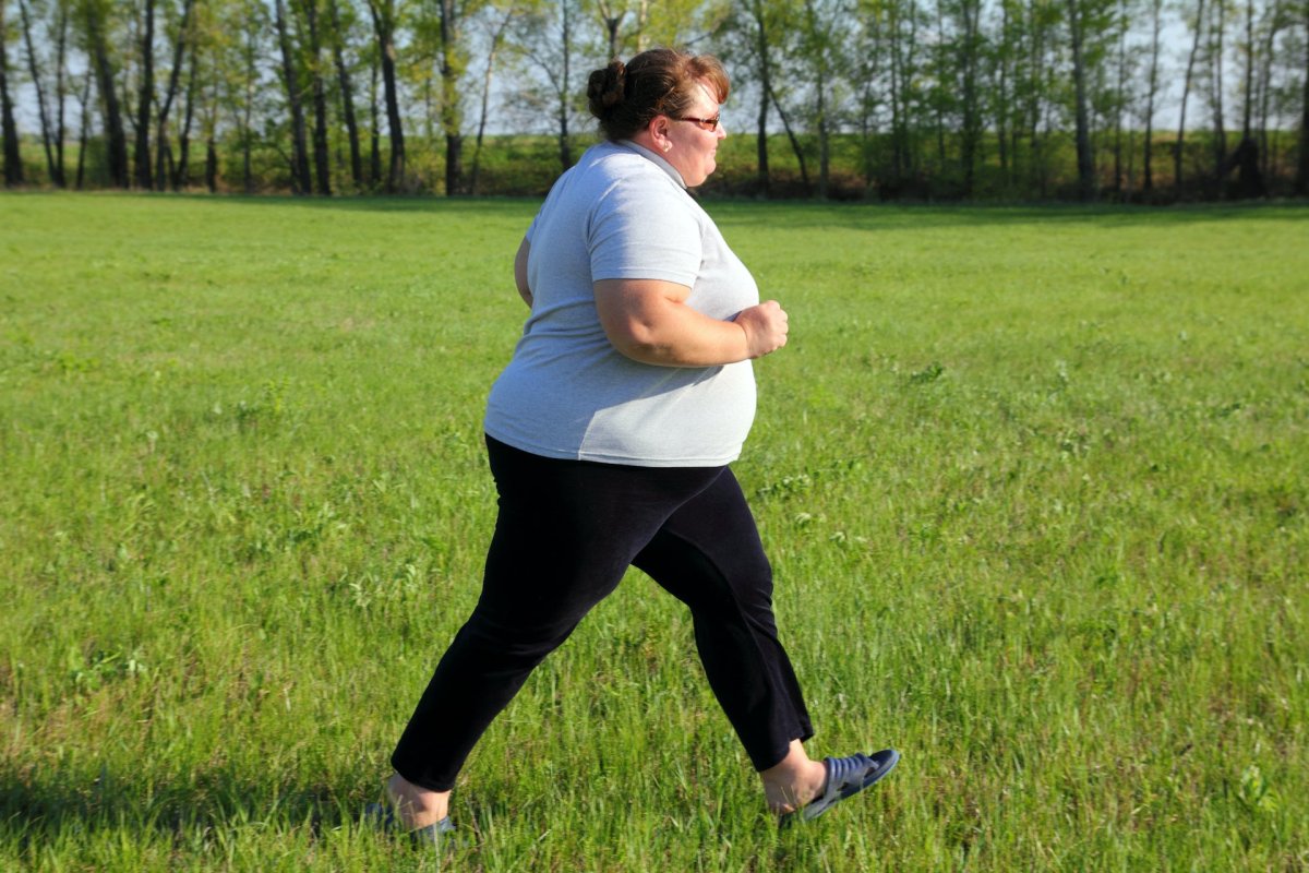 Толстая девушка бежит