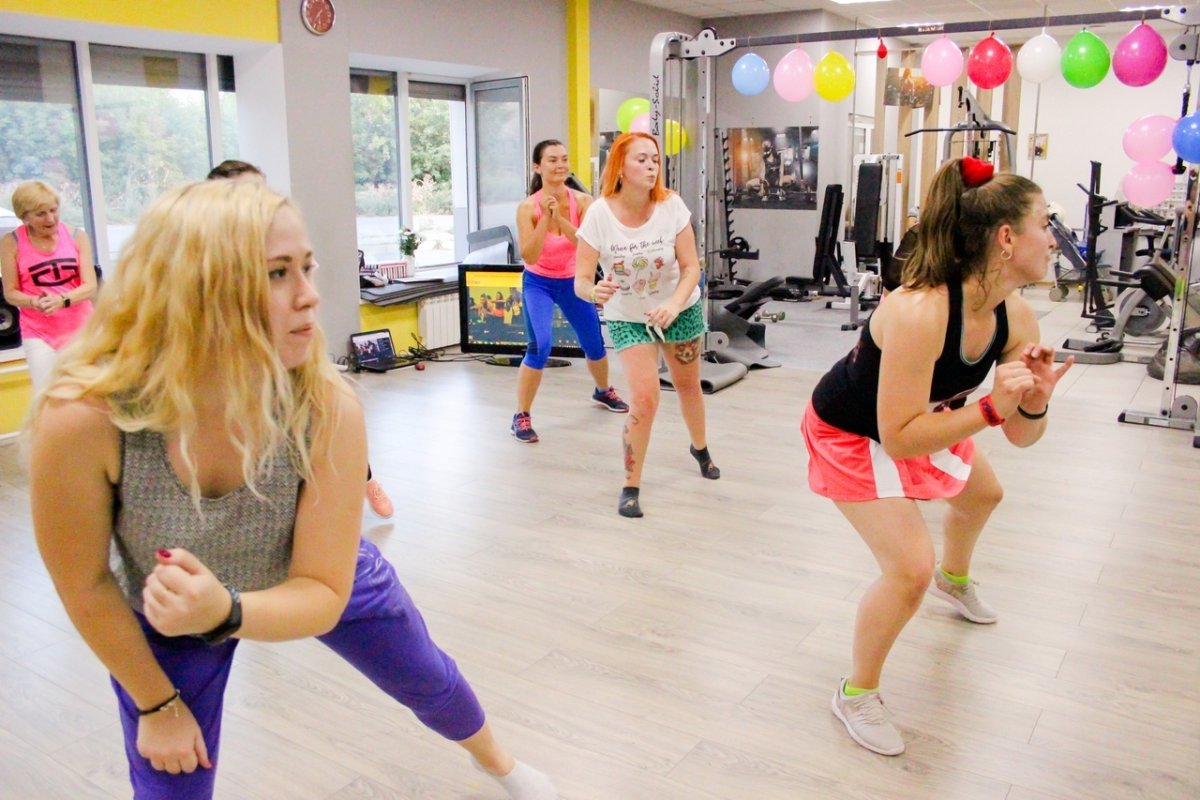 Девушка танцует