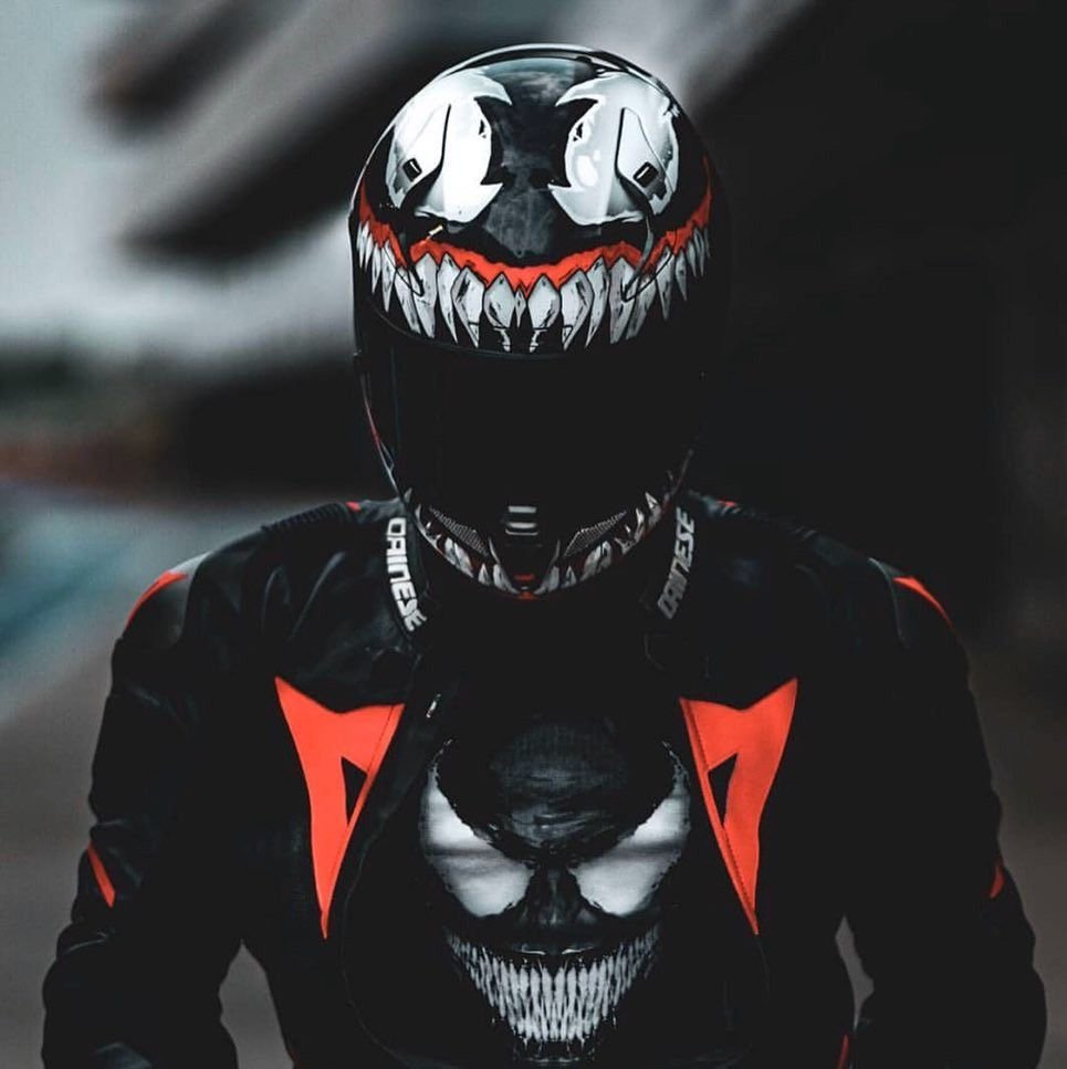 Мотоциклист в шлеме Веном