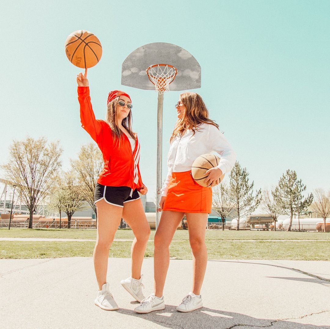 Две девушки с баскетбольным мячом