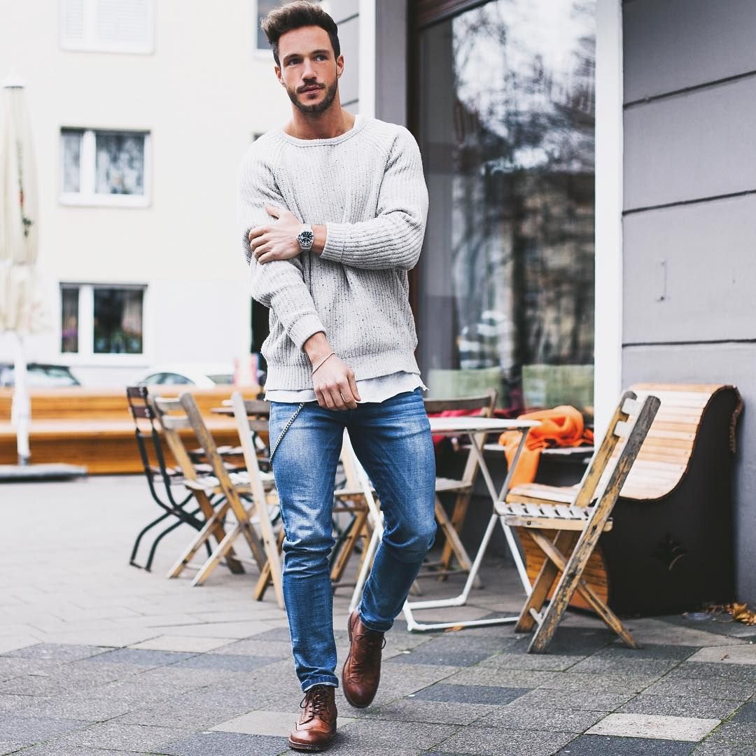 Мужчина в свитере и джинсах